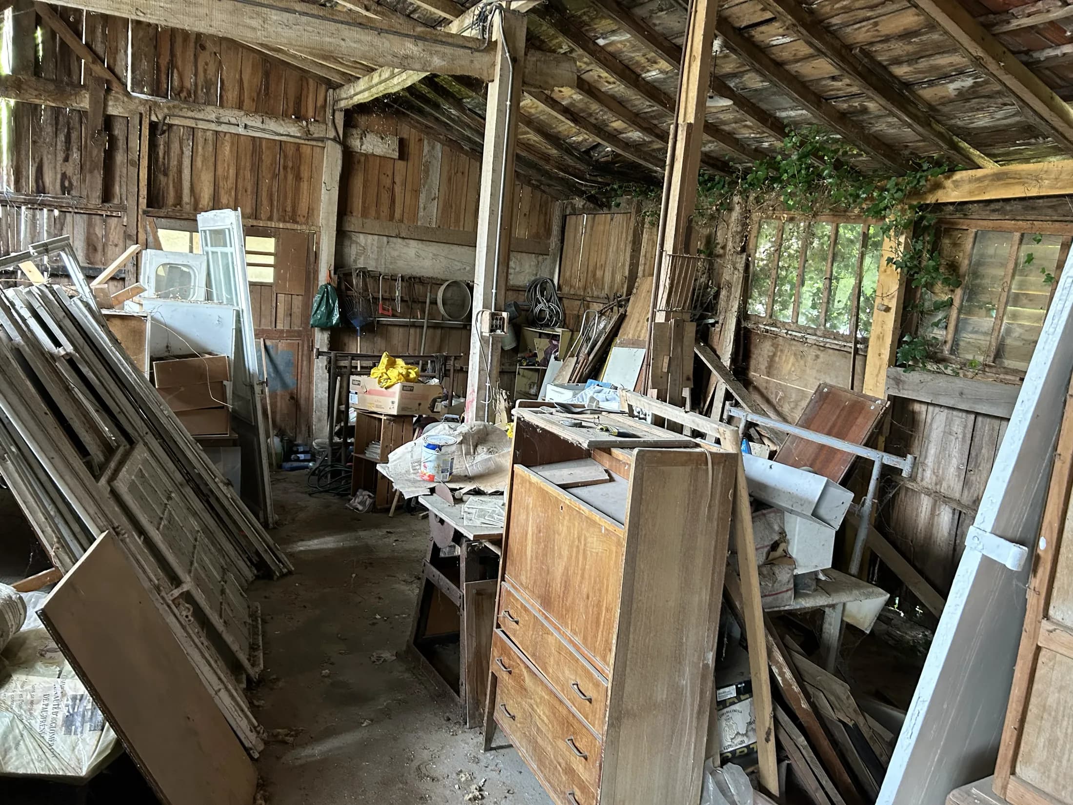 Avant — débarras de grange en Gironde — Débarras la Maison